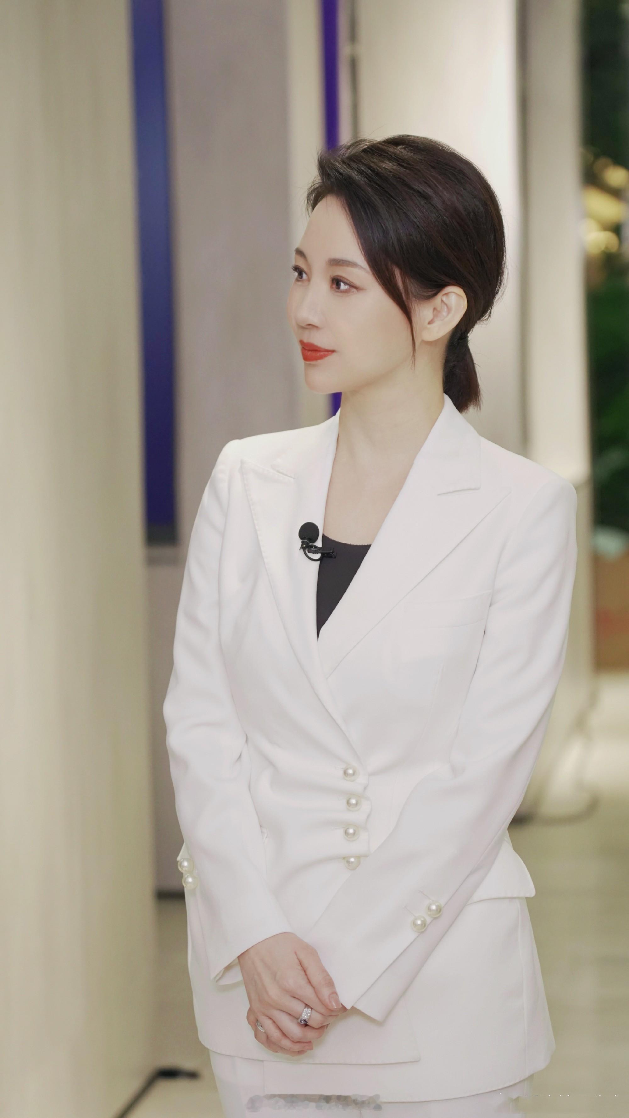 潘晓婷白色西装 