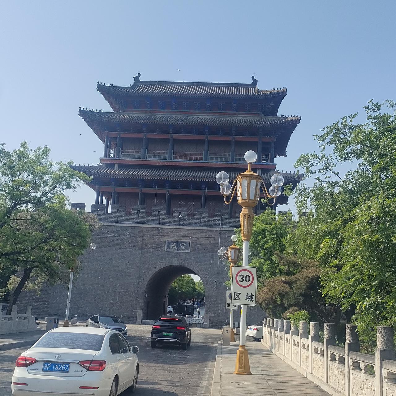 聊城，古称东昌，因黄河和运河，水系特别发达，整个古城浮在东昌湖中，是国内外古城少