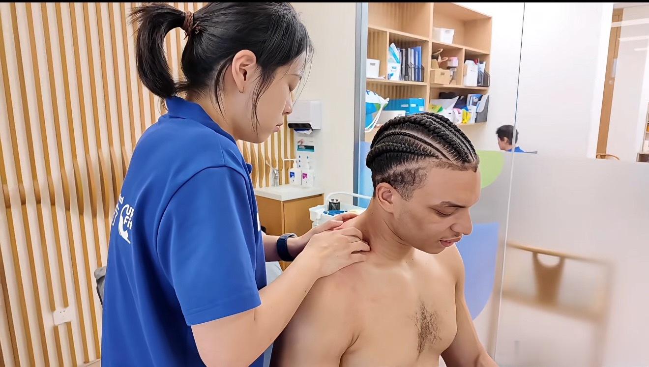 洛夫顿这种肩膀的伤势想要短时间内迅速恢复几乎是不可能的，因为肩膀是投篮重要的发力