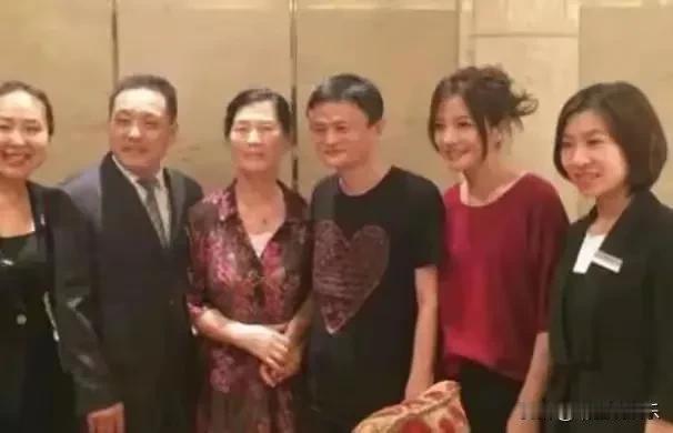 那些年赵薇和马云经常同框，
看起来就像多年好友，
但后来马云却说和赵薇不熟，
这