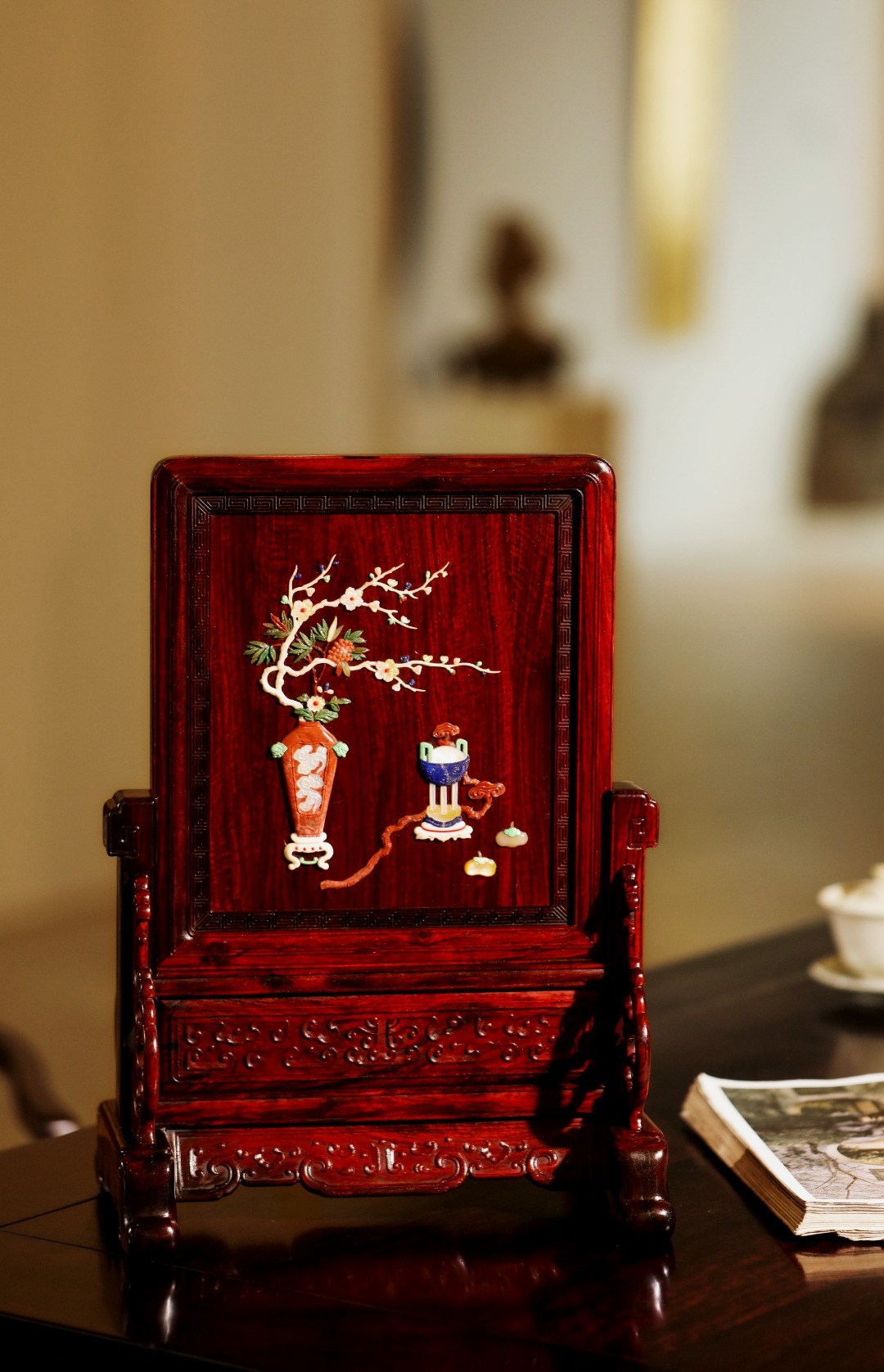 小叶紫檀×百宝嵌 | 清供图 插屏取材老料，质地油润细腻，屏心镶嵌百宝清供·博古