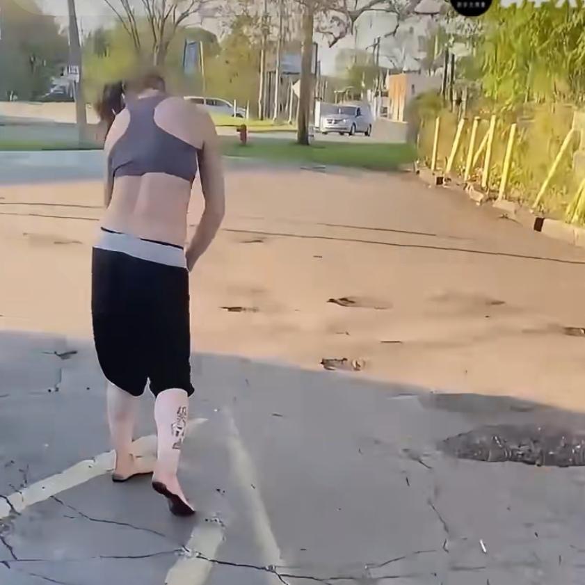 不得不说，美国在大街上，这种行为艺术的人。可不是一般人能做的上来的。那是需要相当