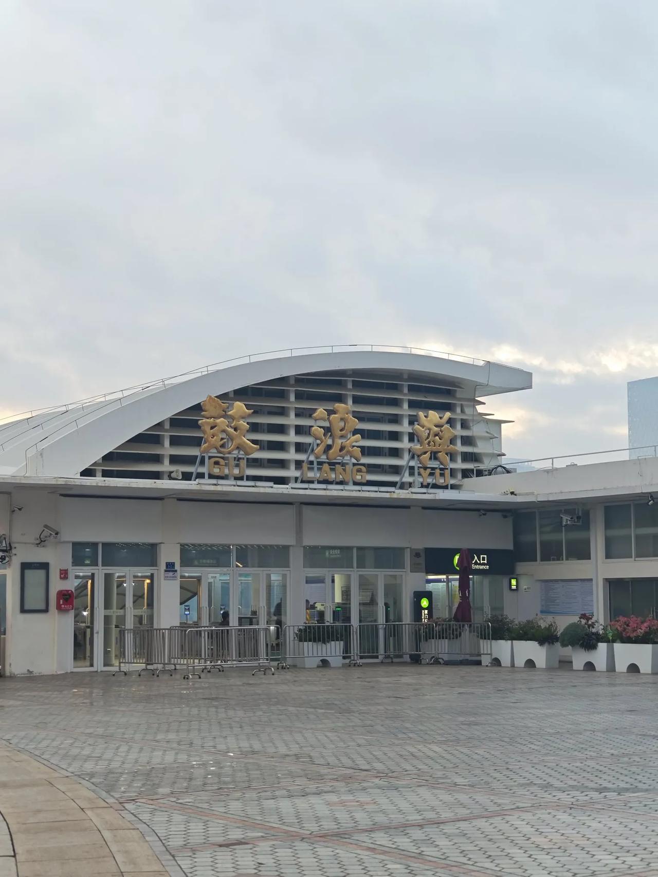 海也会睡吧
一切静悄悄的
鸟鸣婉转
守护着正在苏醒的海