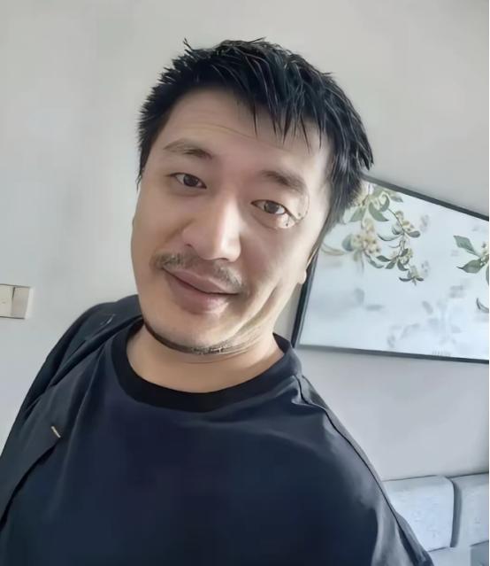 张雪峰去世后，查了张雪峰多年捐款，看完沉默了。给郑大每年 50 万捐 6 年共 