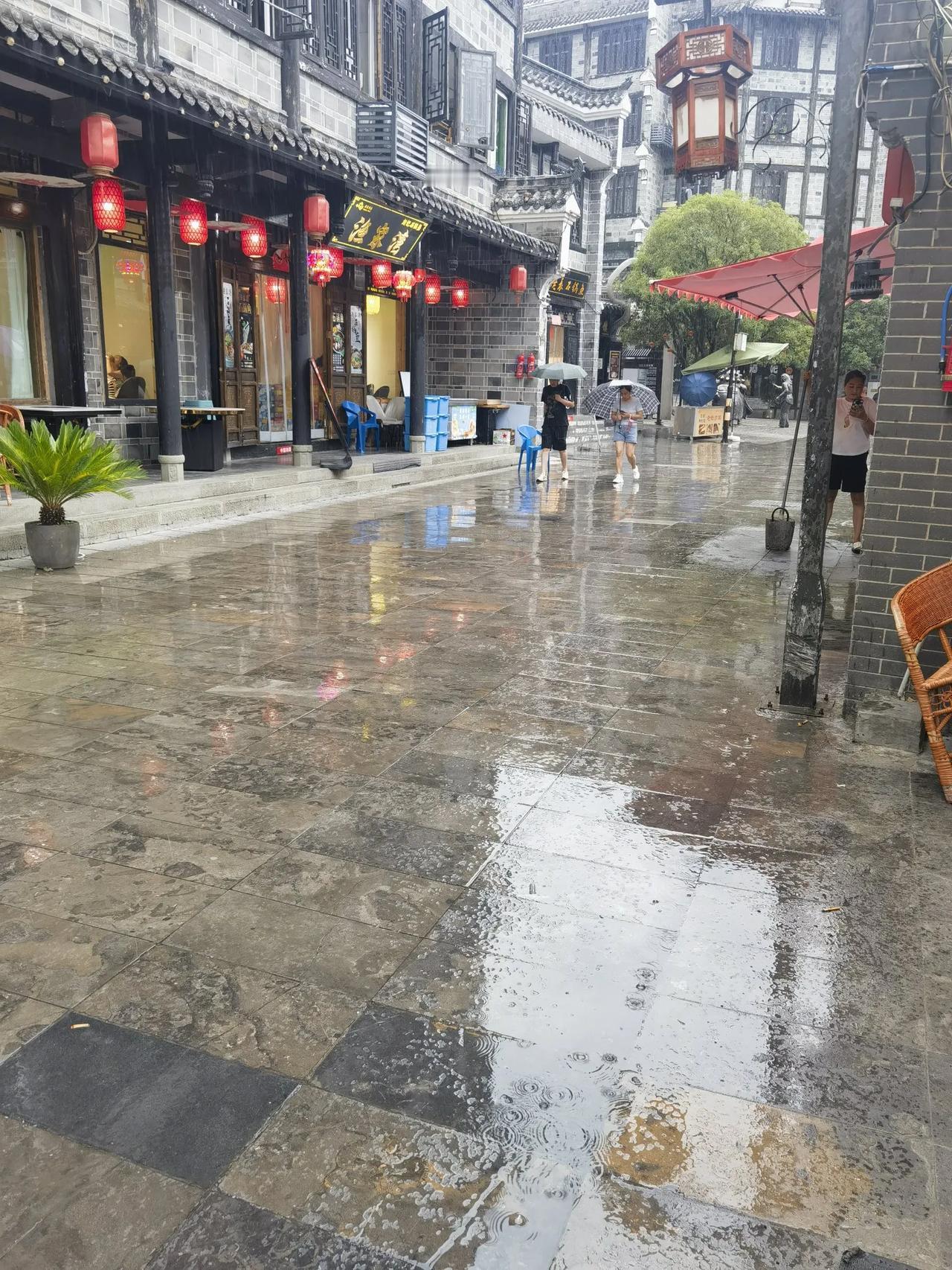 下雨了！下雨了！这雨来的太不容易了！温度也将降下来了！