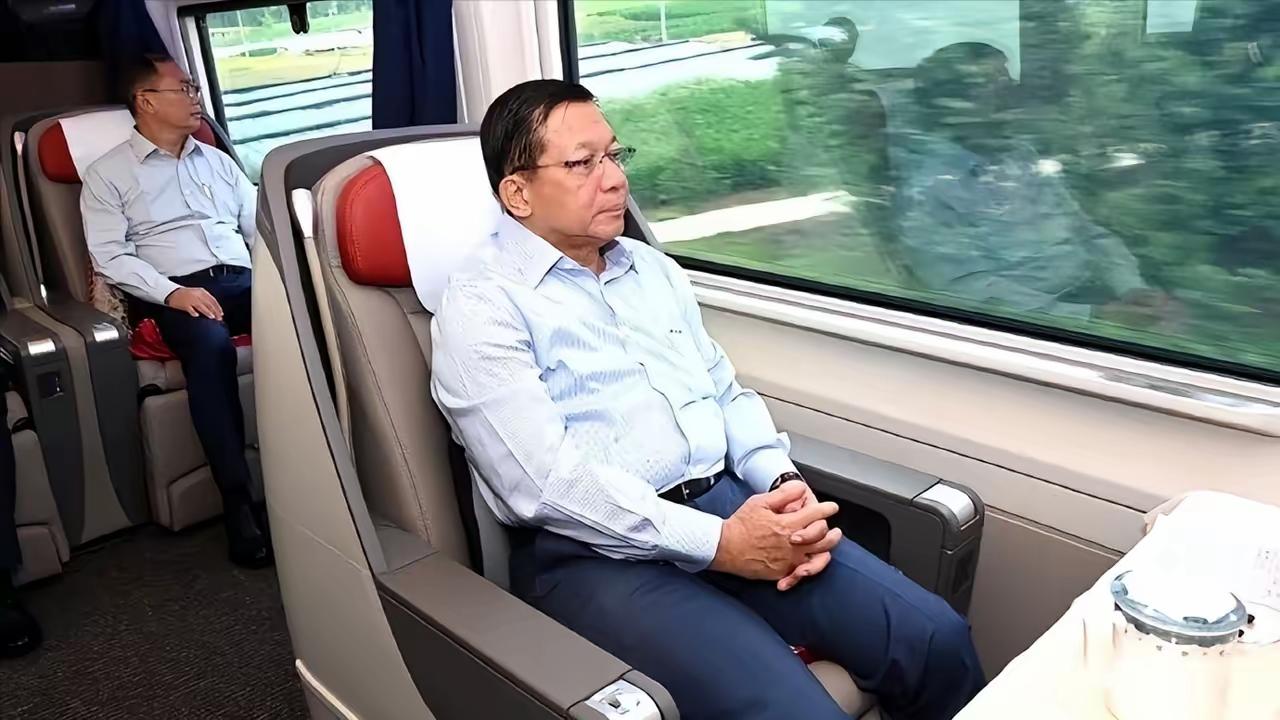 缅甸总统坐高铁前往上海！
​6月17日，缅甸总统敏昂莱启程去上海的画面曝光！从曝