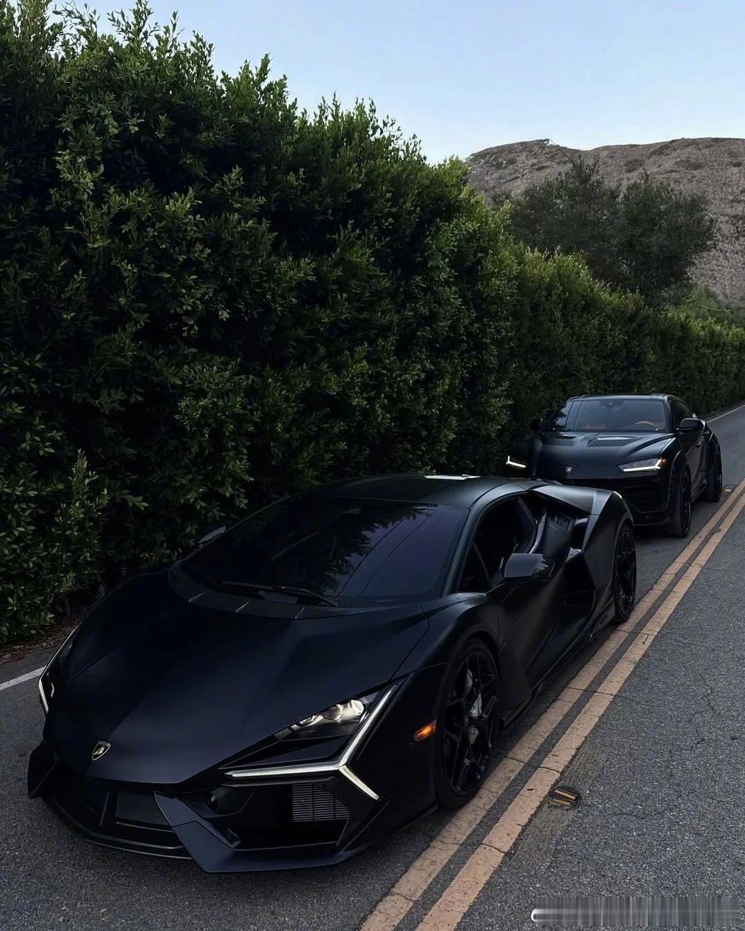 Lamborghini Aventador和Urus你选什么？反正我选URUS[