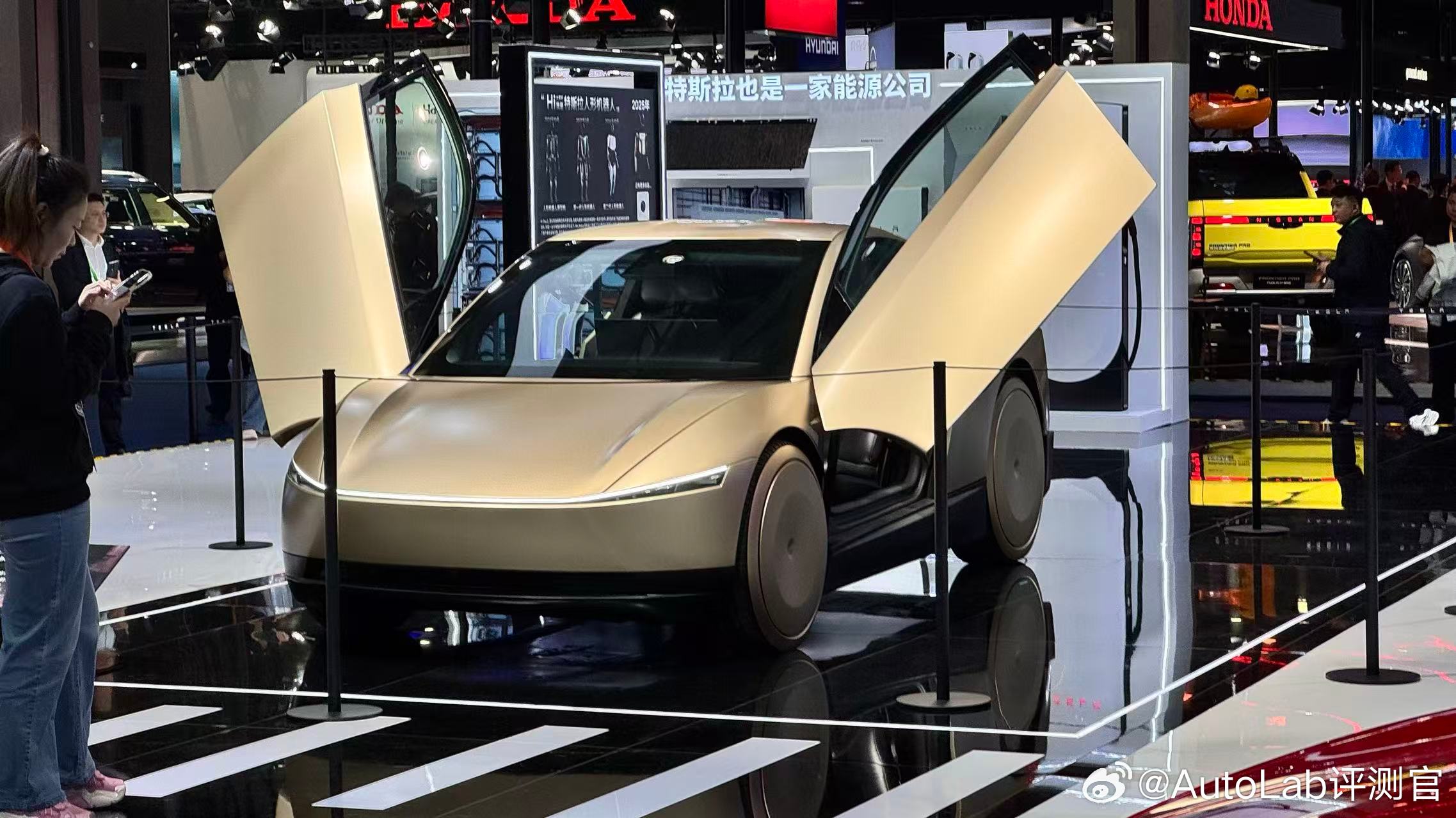 在进博会看到了特斯拉cybercarb实车，话说这座椅看着好像有点单薄，不知道实