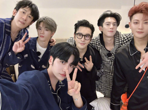 黄子韬徐艺洋新婚夫妻俩各忙各的 