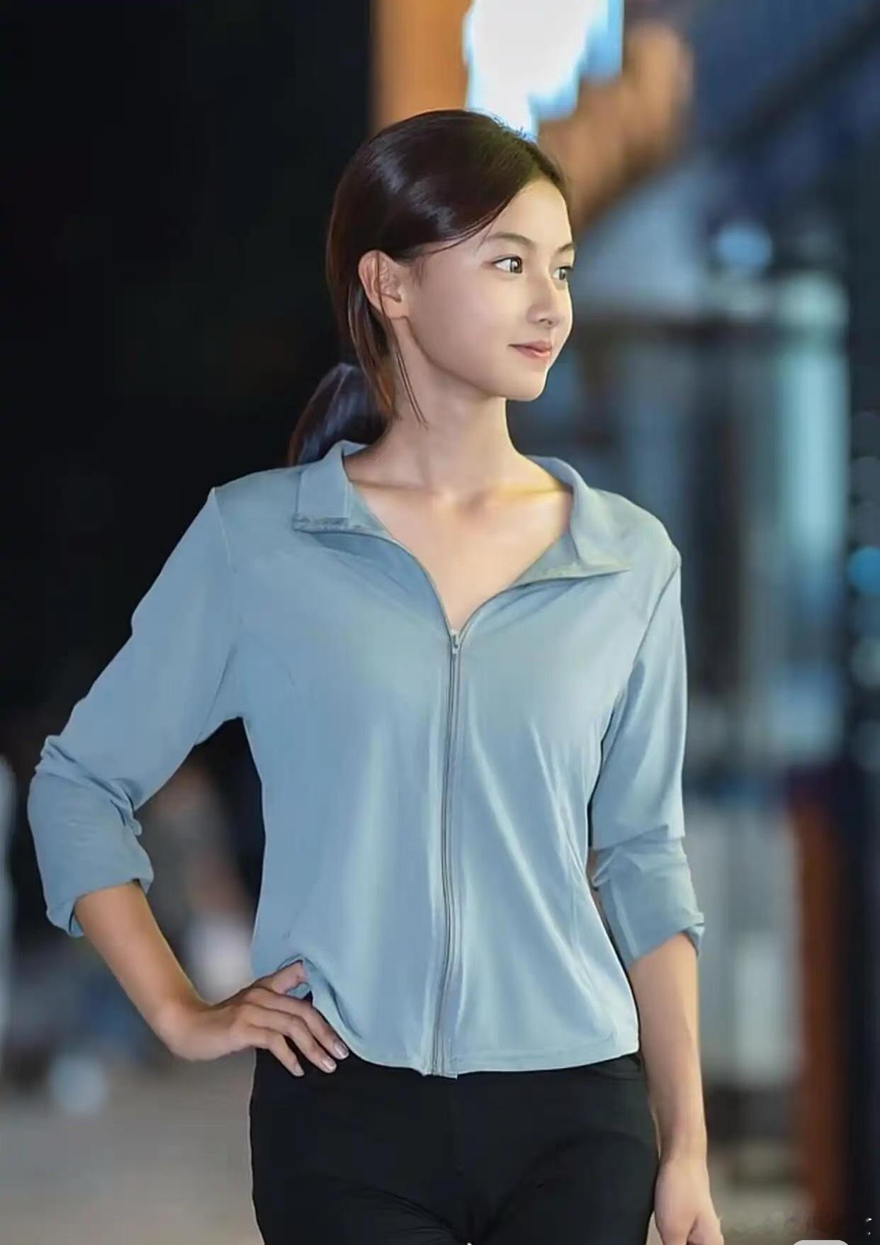 拒签于正的素人七七公式照妹妹条件是不错，但妈妈坚持学业优先没毛病啊。签了于正天天