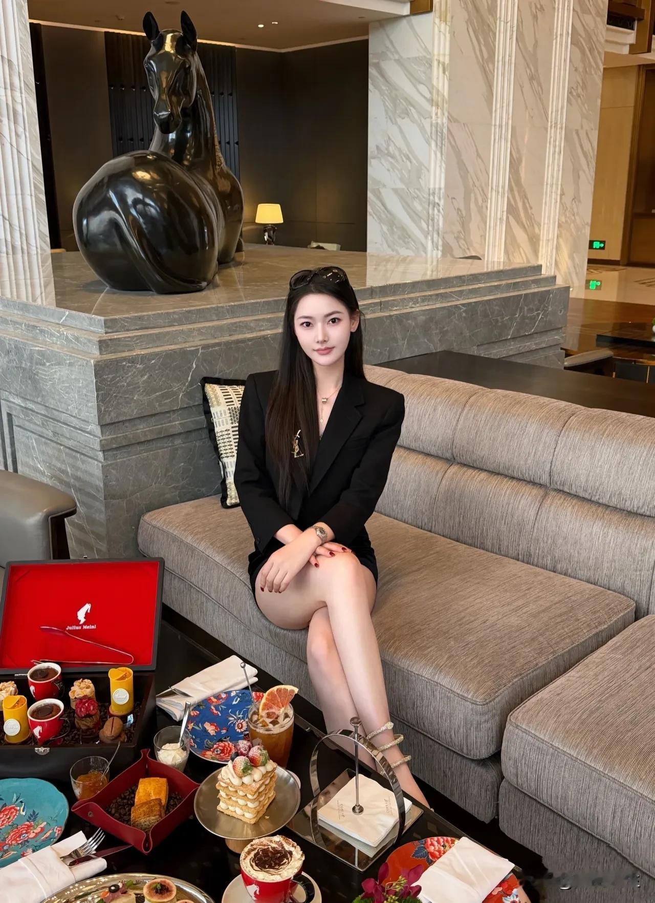 午饭～
第一道菜很惊喜，超级好吃
天气冷了真不适合点沙拉
烤鸡还可以，烤过的黑米