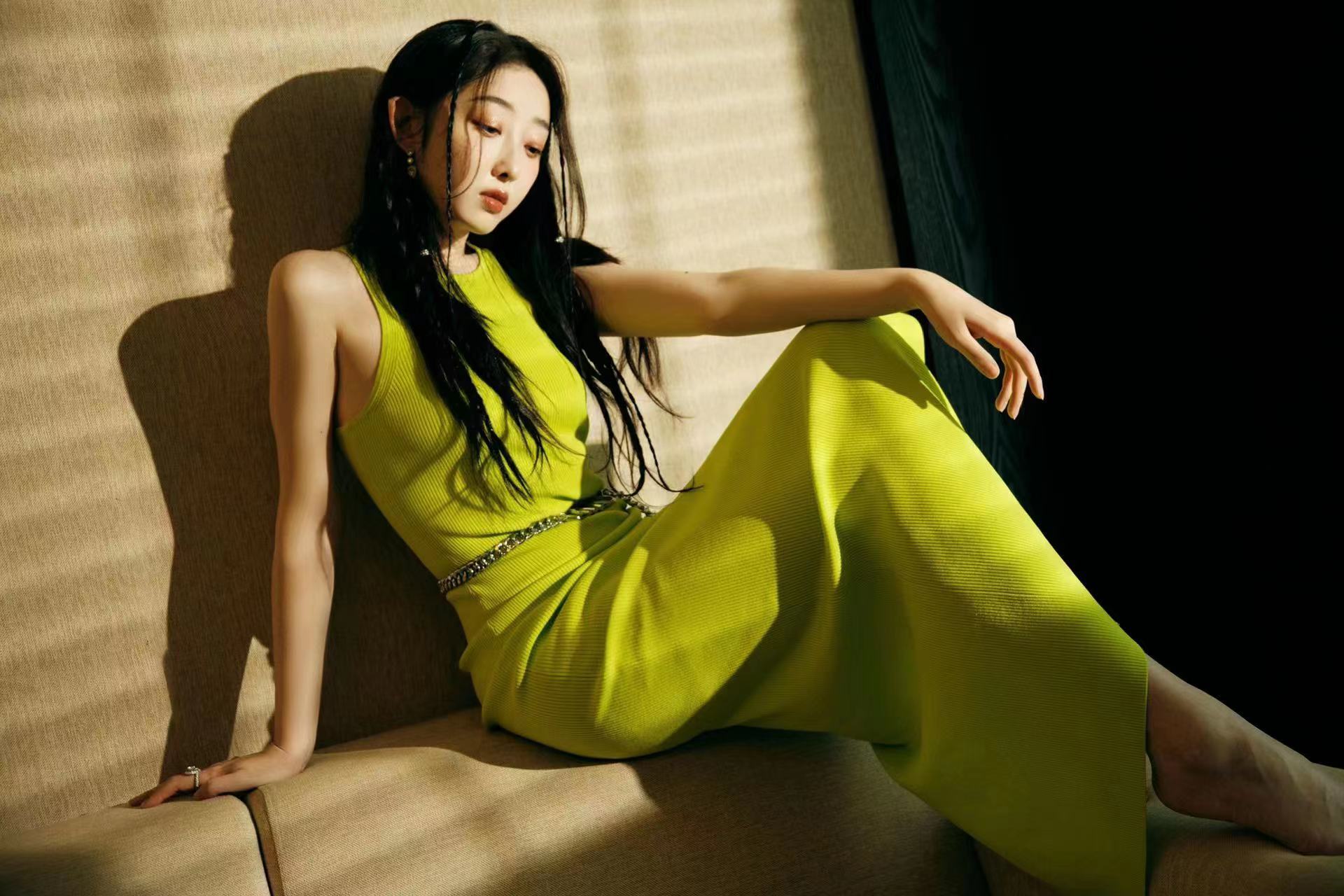 #穿对衣服的蒋梦婕# 这个造型真的很惊艳，冷白皮真的穿什么都好绝，而且姐姐身上的