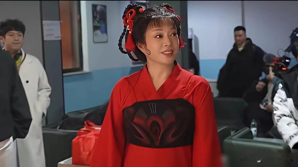 76岁斯琴高娃，突然“妖娆”起来了。
生日照里，浓妆，红唇，姿态和往日那个慈祥