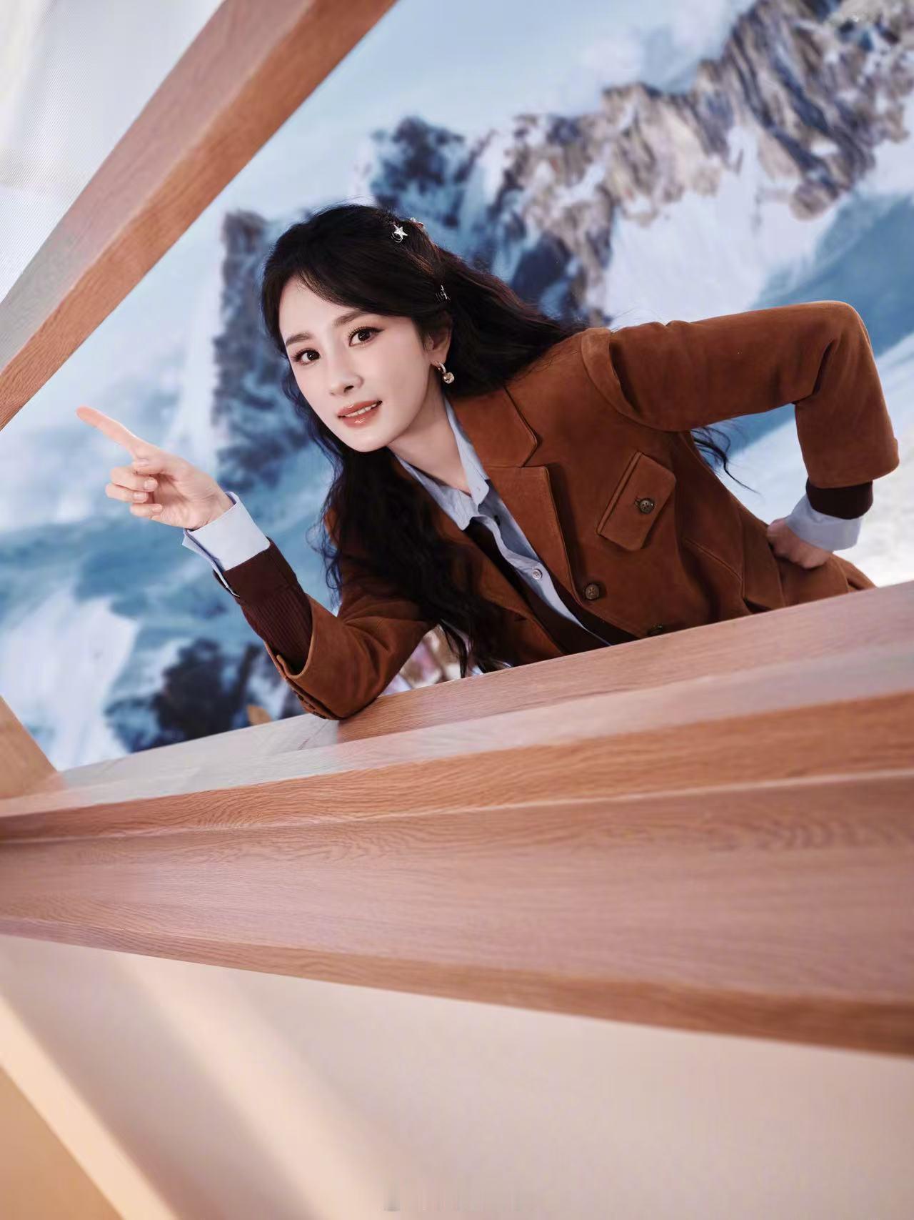 穿短裙秀白嫩大长腿——杨幂。每日明星美图分享