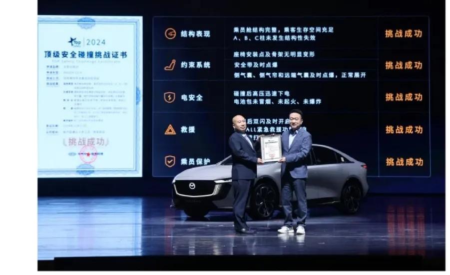 惊心动魄的一幕出现了！丁字路口，大货车高速冲撞MAZDA EZ-6， 车辆底盘电
