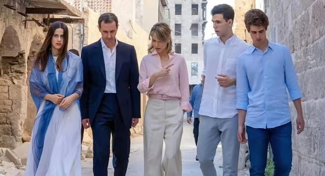 俄外长拉夫罗夫透露了一条耐人寻味的消息：叙利亚前总统阿萨德及其家人已正式成为俄罗