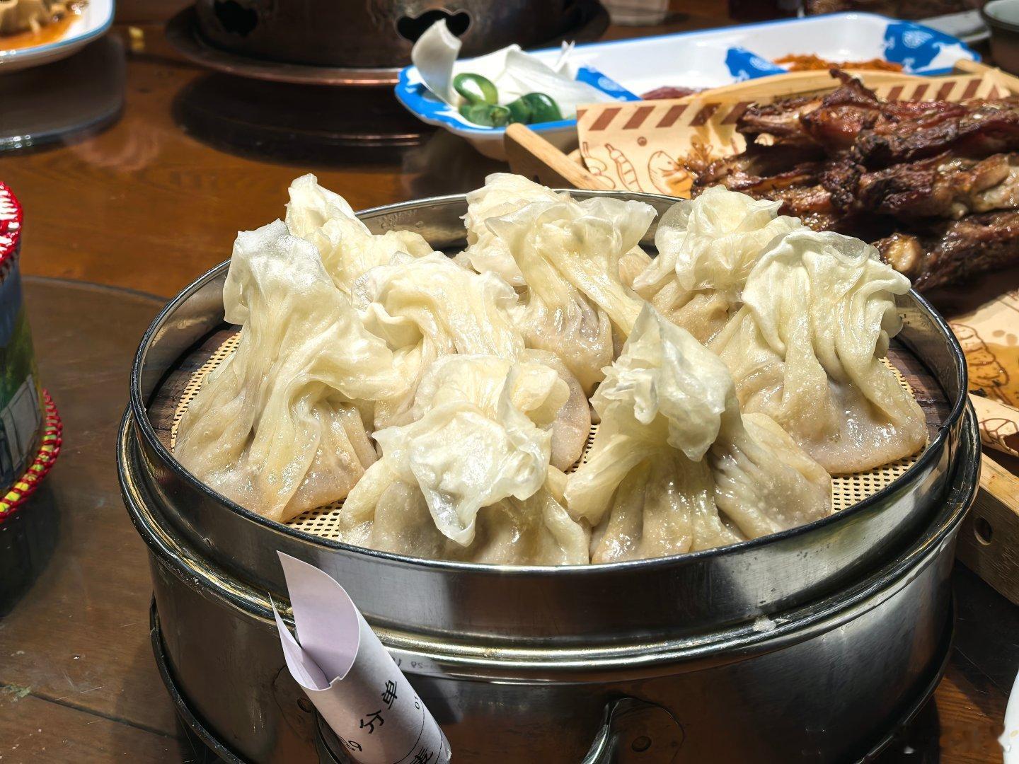 随便吃点。内蒙的烧麦是我吃过最惊艳的。 赤峰·乌兰布统大草原