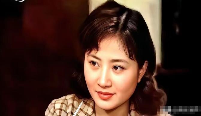 她走了，69岁。有人说，一个时代的美，也跟着她一起落幕了。1980年，没有滤镜磨