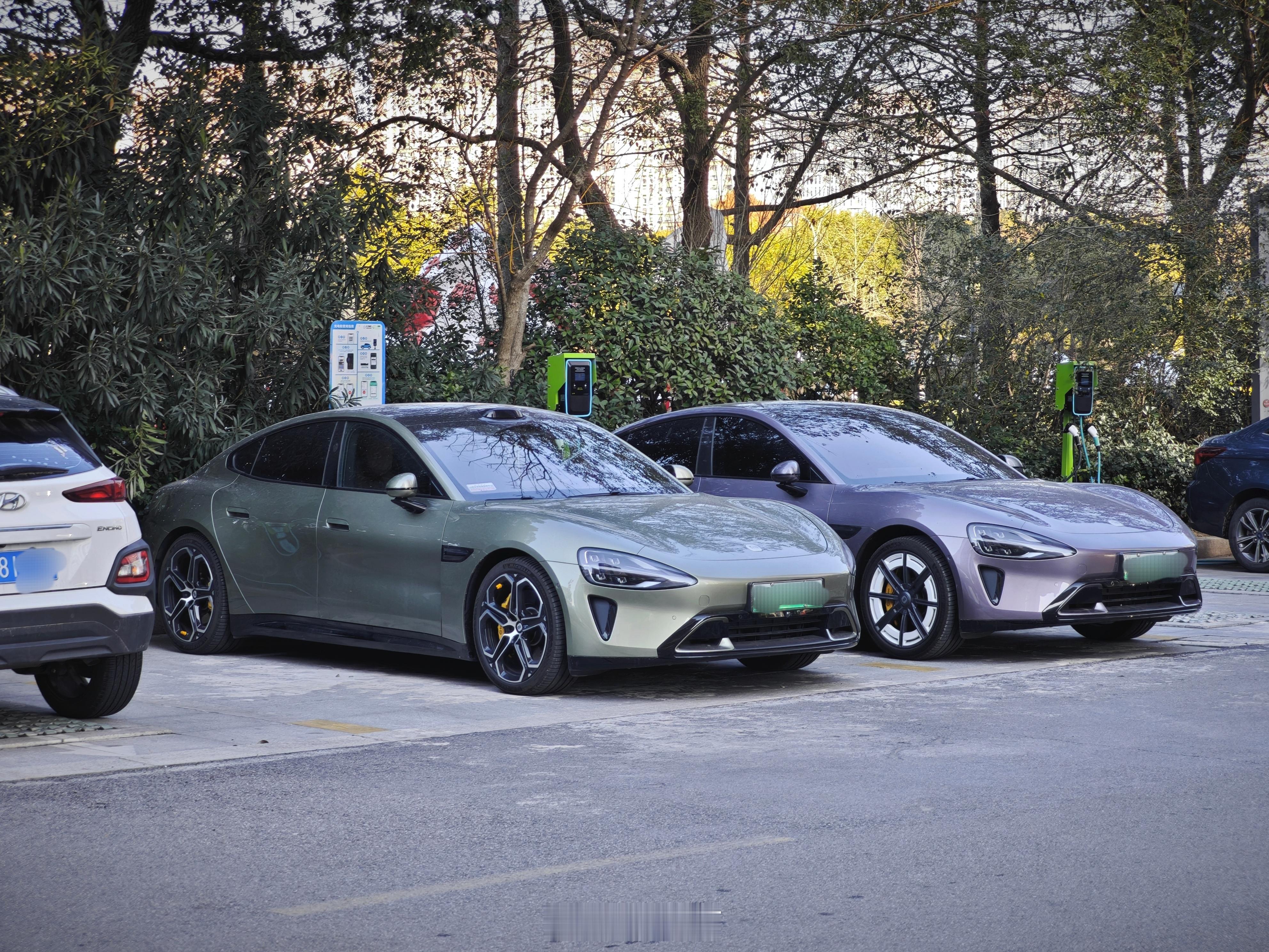 今天公司停车场的含米量有点高 小米SU7 上市快两年了，还是那么好看！ 