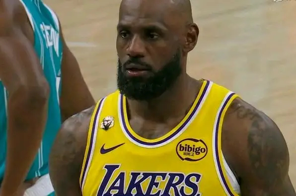 东詹合砍68分难救主 黄蜂大胜湖人黄蜂vs湖人 东契奇带伤砍39分、41岁老詹拼