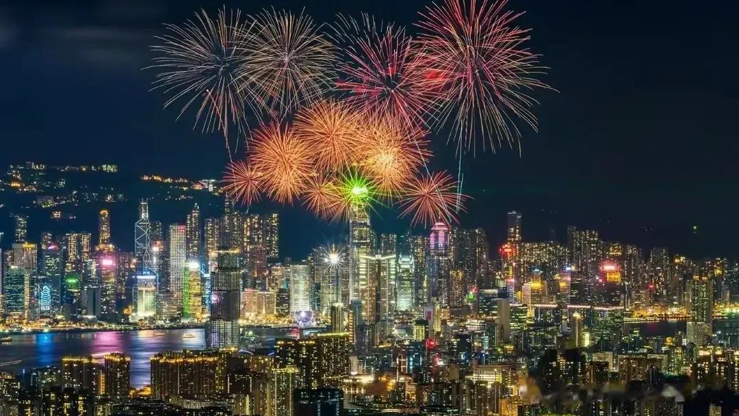 【东方之珠】
超越美国，比美国人幸福，美国即将崩溃，请问陈平，金一南，张维为，金