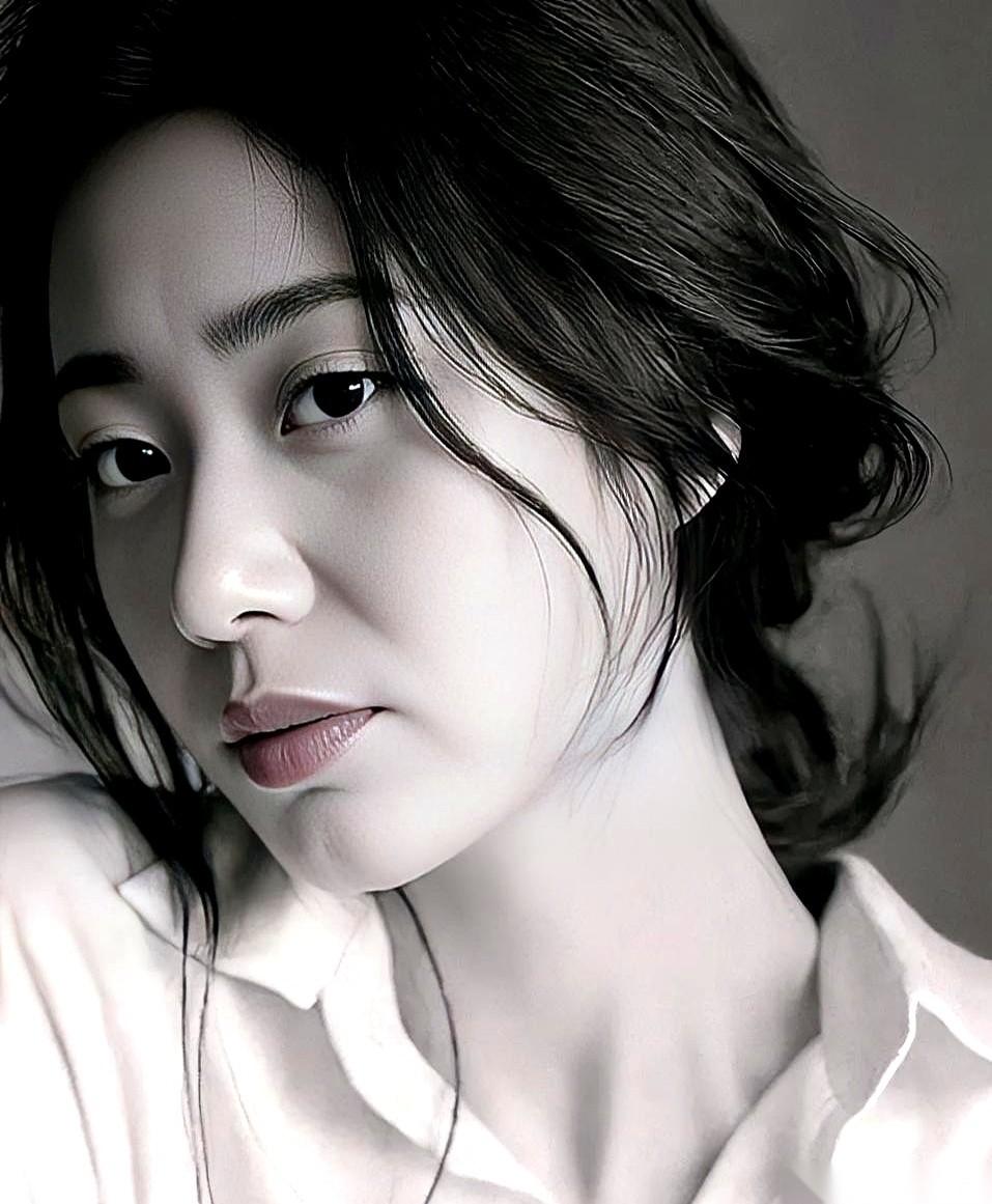 人性里最拧巴的那个点，说白了就俩字：得不到。
摆在桌上天天让你吃的饭，你觉得没味