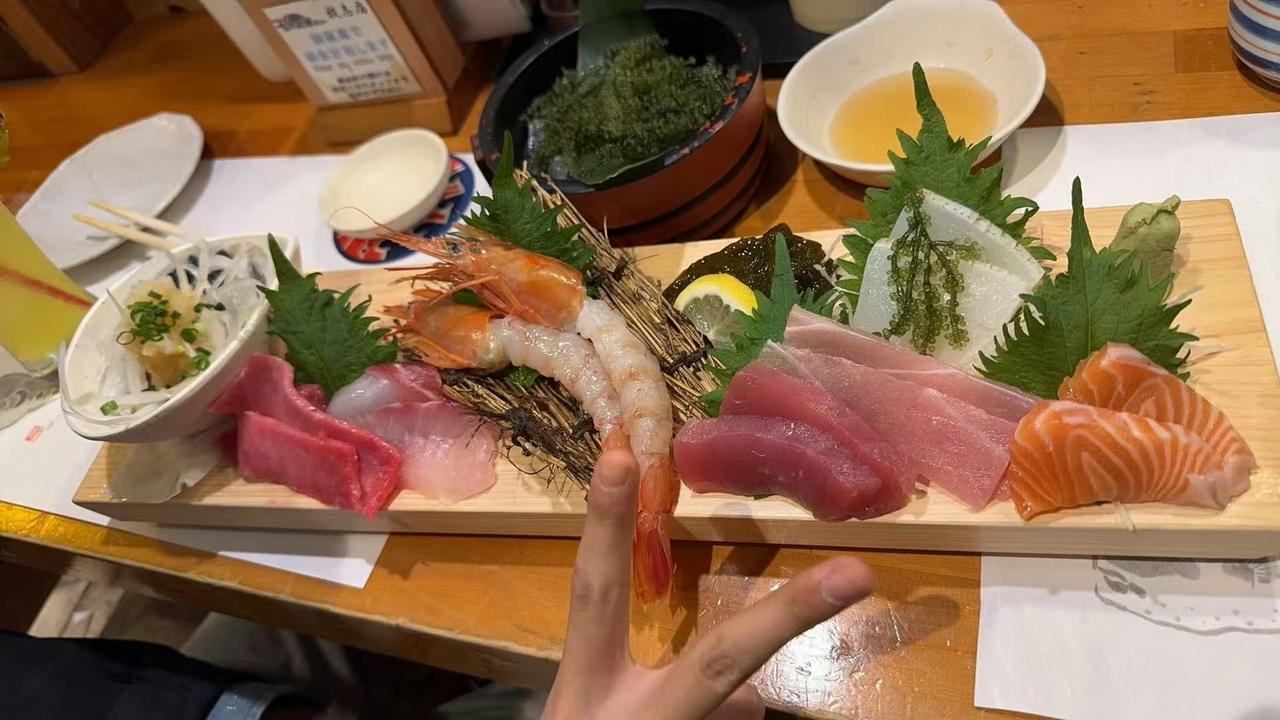 有人问常年住海边的人，能不能靠吃海鲜和贝类过日子？

答：[笑哭]不能。海鲜是纯