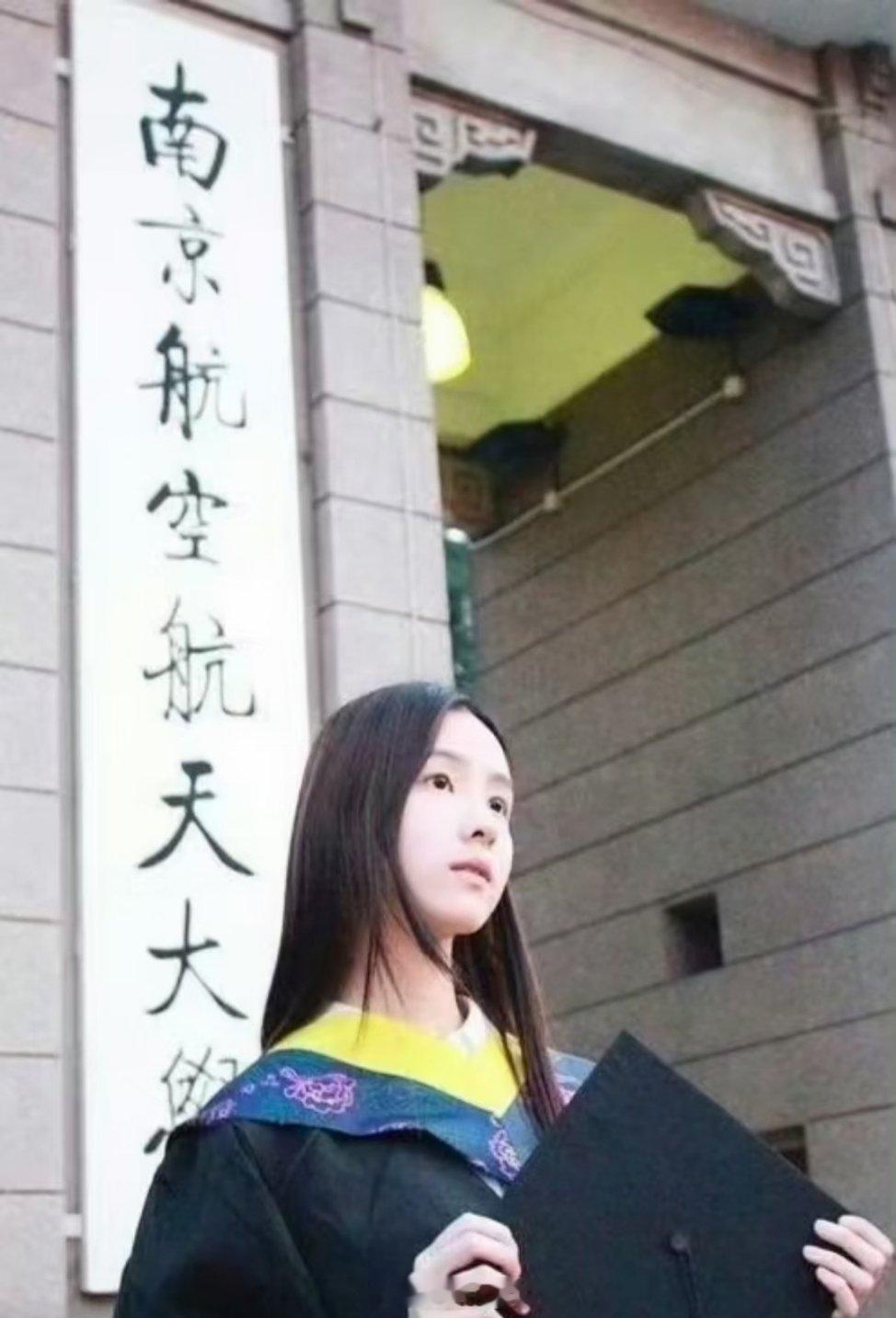 陈都灵十年前毕业照恰逢陈都灵大学毕业十周年，她十年前在南航拍摄的毕业照再度刷屏，