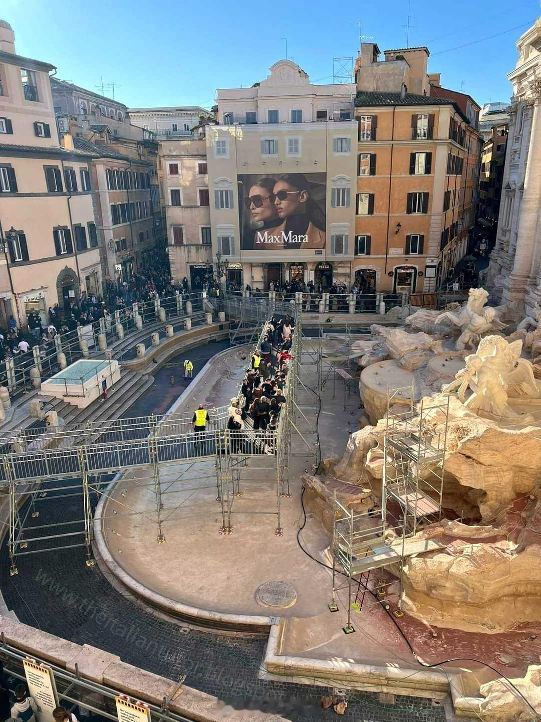 罗马的特莱维喷泉 Trevi Fountain 为迎接即将到来的梵蒂冈大禧年正进