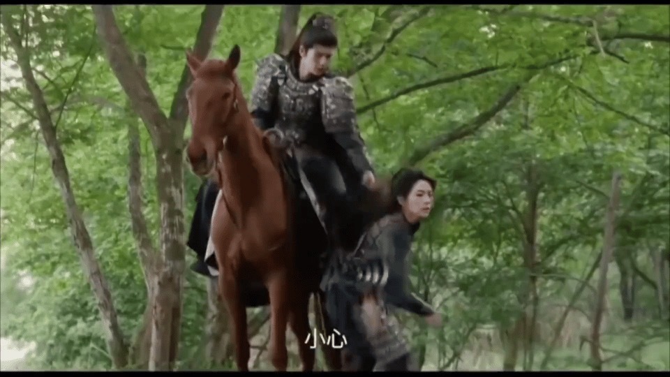 谢征下马锁车谢征追妻也不忘锁车 被谢征下马锁车这个镜头给笑发财了咱就说武安侯也太