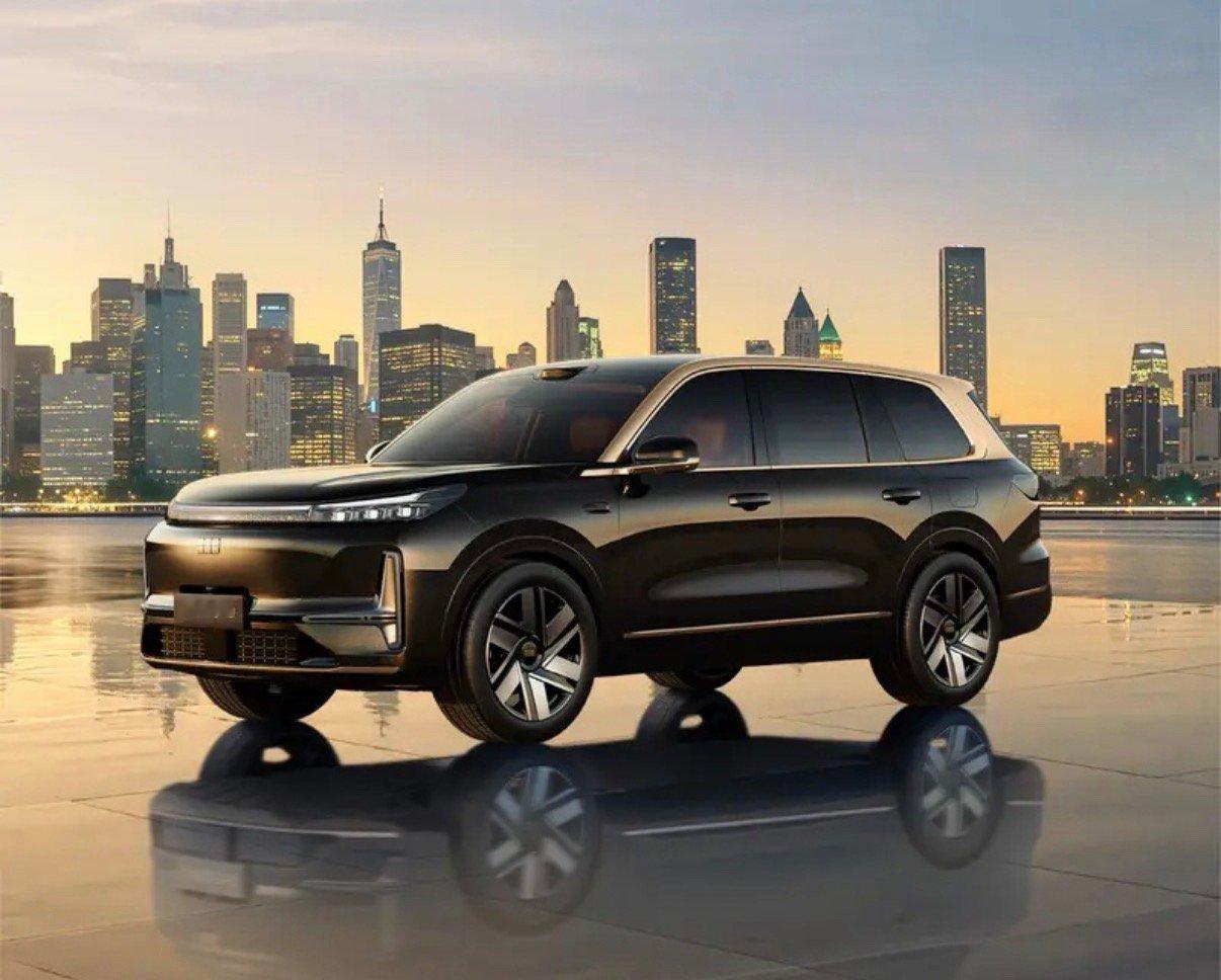 【吉利银河M9高定版官图发布 正式命名黑金智曜版】4月10日，吉利银河正式发布旗