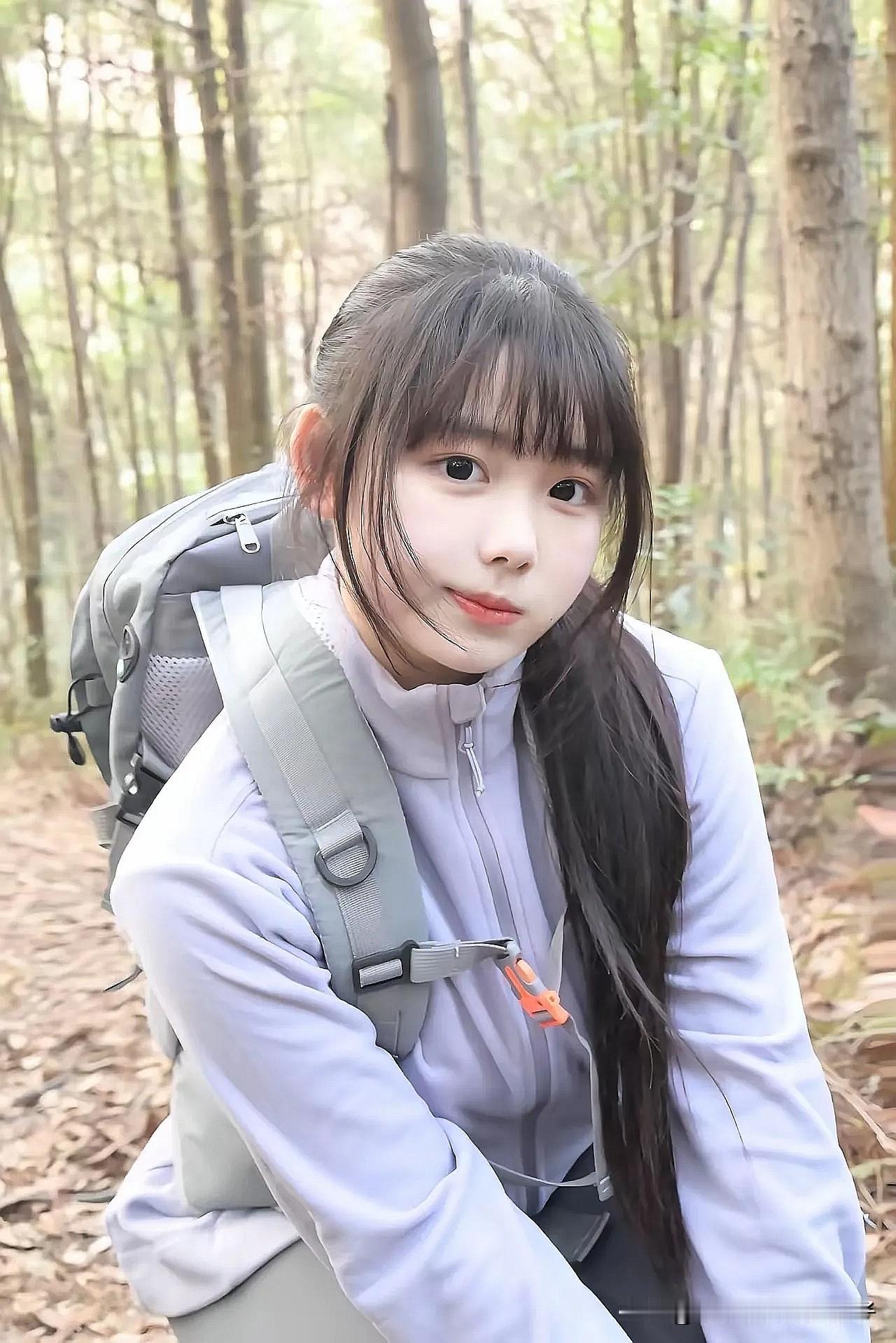 山间行旅路，背负行囊行。