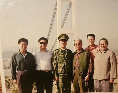 网上曾经出现过一张图片，刘源和李讷在三峡大坝上见面。传来传去传得有些玄乎……其实