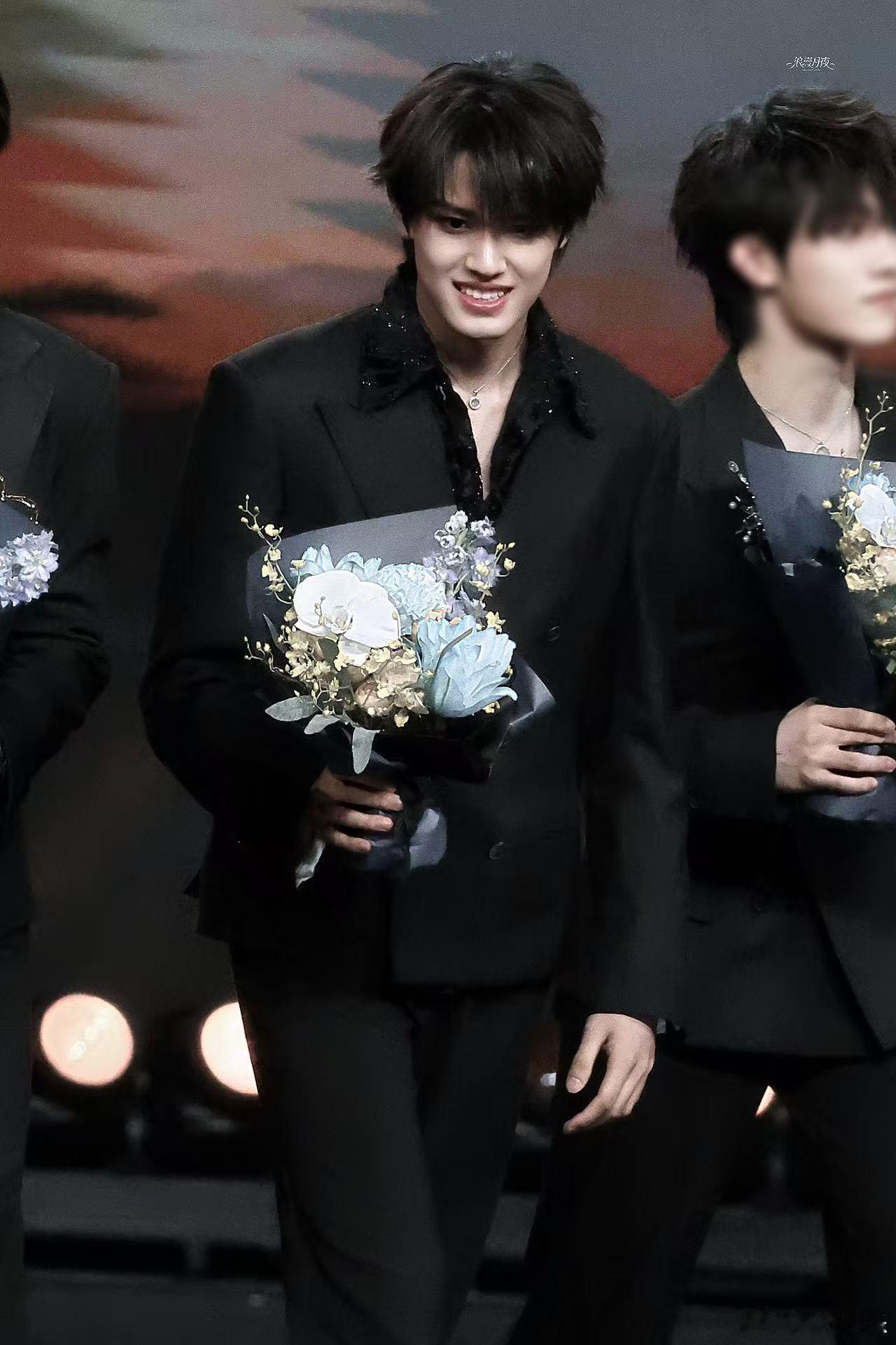 张极捧花贵公子 微博之夜名场面预定，张极手捧蓝花从容领奖，贵气与少年感并存 