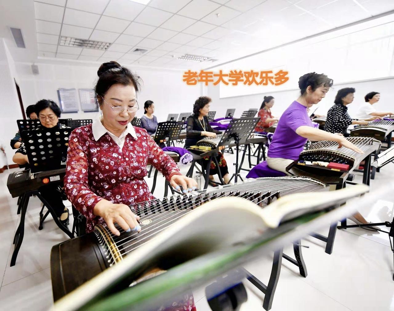 关爱老年人，减少孤独感，是一项很重要的工作。老年大学作为一种专门面向老年群体的教