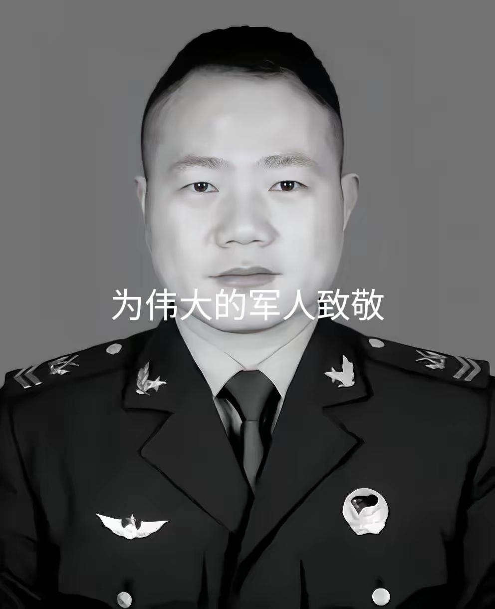 看到手术室门口这一幕，让人实在忍不住心疼。王启鹏的妻子查慧琴站在那里，身子止不住