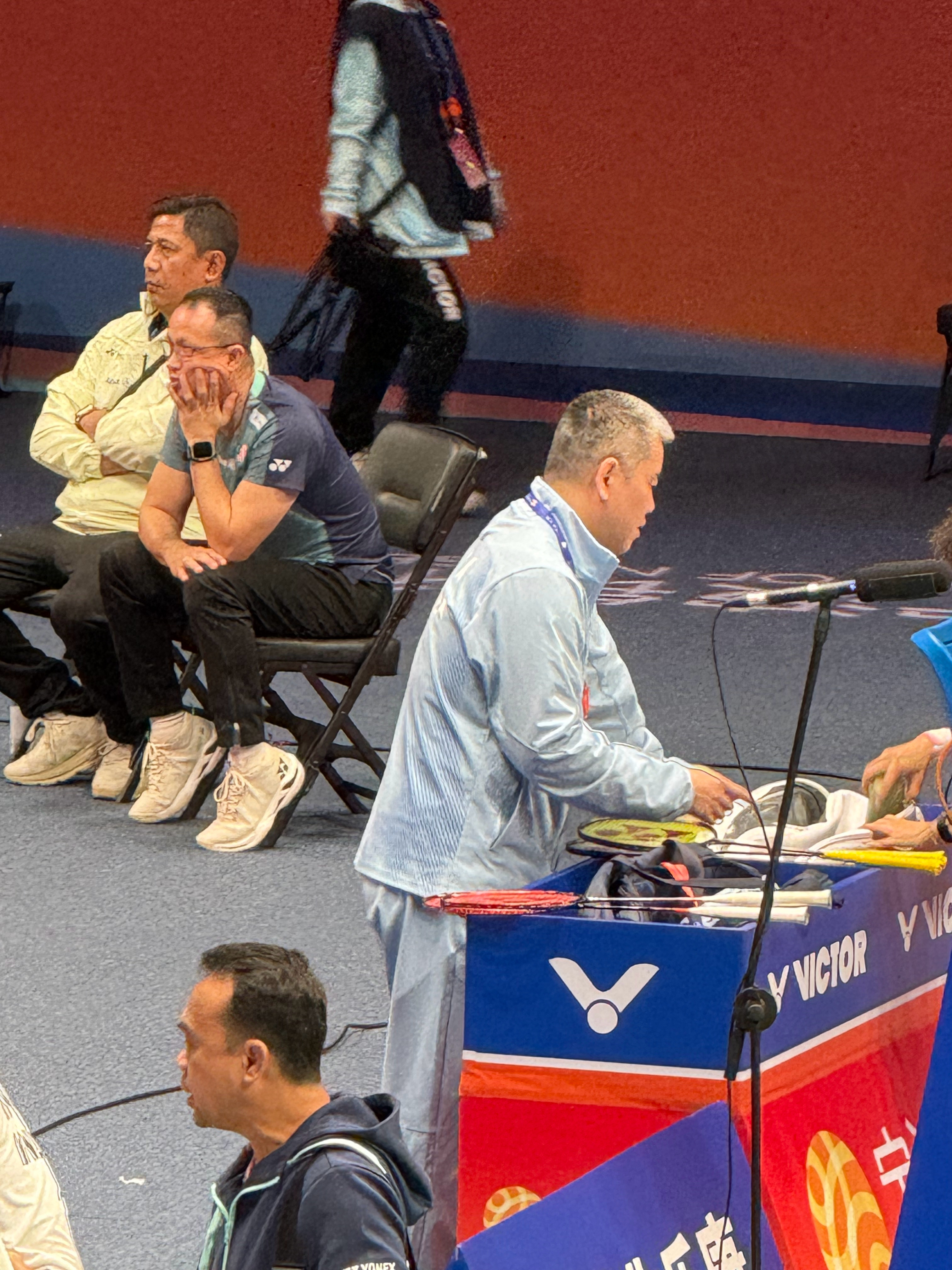 杨明头发这么白 