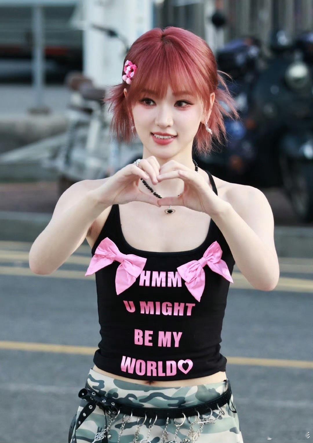 黄灿灿像小学生装大人黄灿灿满30减20真的要被黄灿灿笑晕，满30减20的状态也太