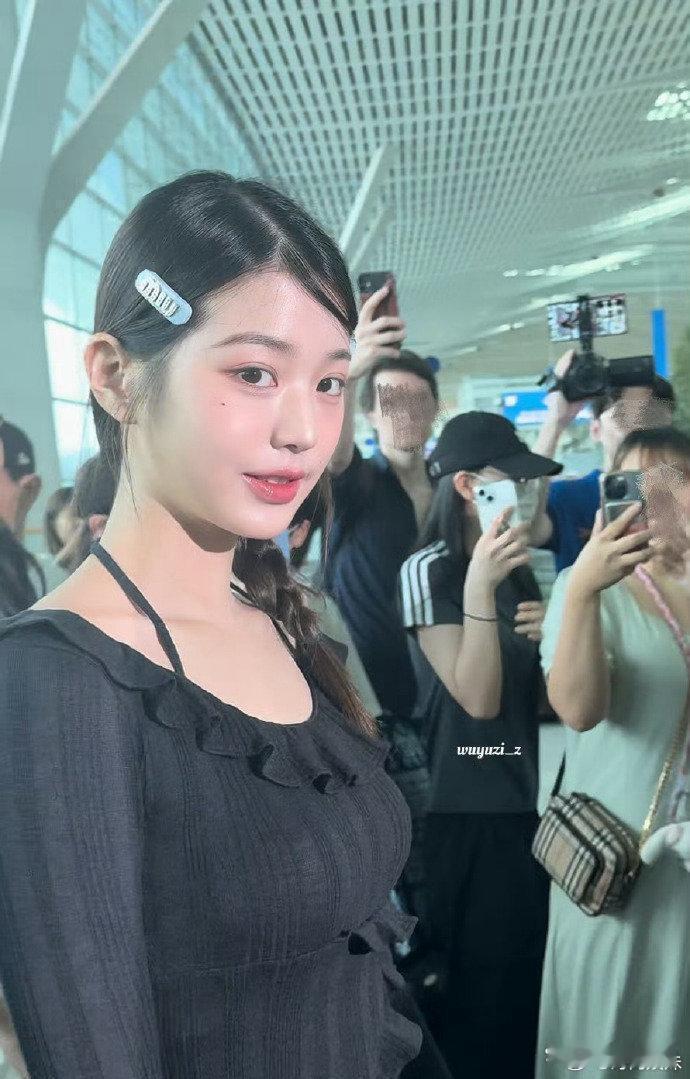 张元英的素颜照引发了我的内心共鸣，忍不住泪水夺眶而出。她的自然之美让我重新思考了