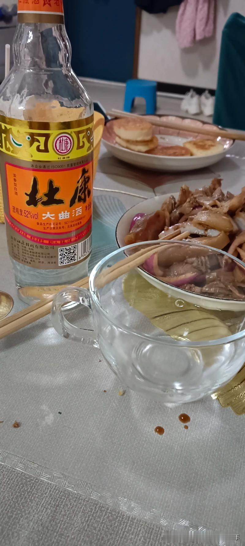 能这样干的人有几个啊？邻居好友今年整60岁，一天两顿酒已坚持30年，高度白酒，中