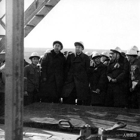 1977年4月19日，华国锋来到铁人王进喜带领过的钢铁1205钻井队。华国锋头戴