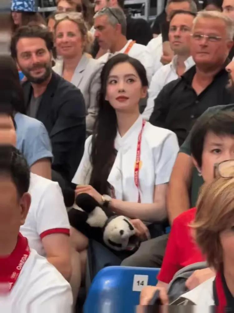 吴奇隆差点被气晕，这帮外国大叔没见过美女吗？

她老婆旁边还坐着好几个美女，可那