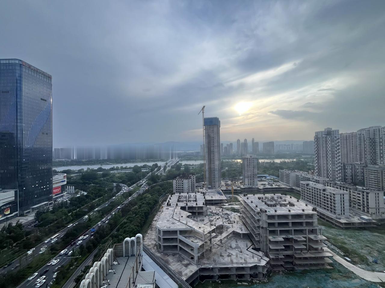 楼阁高耸入云，车流穿梭如织。
不知何年何月，鸿赫再次重启！