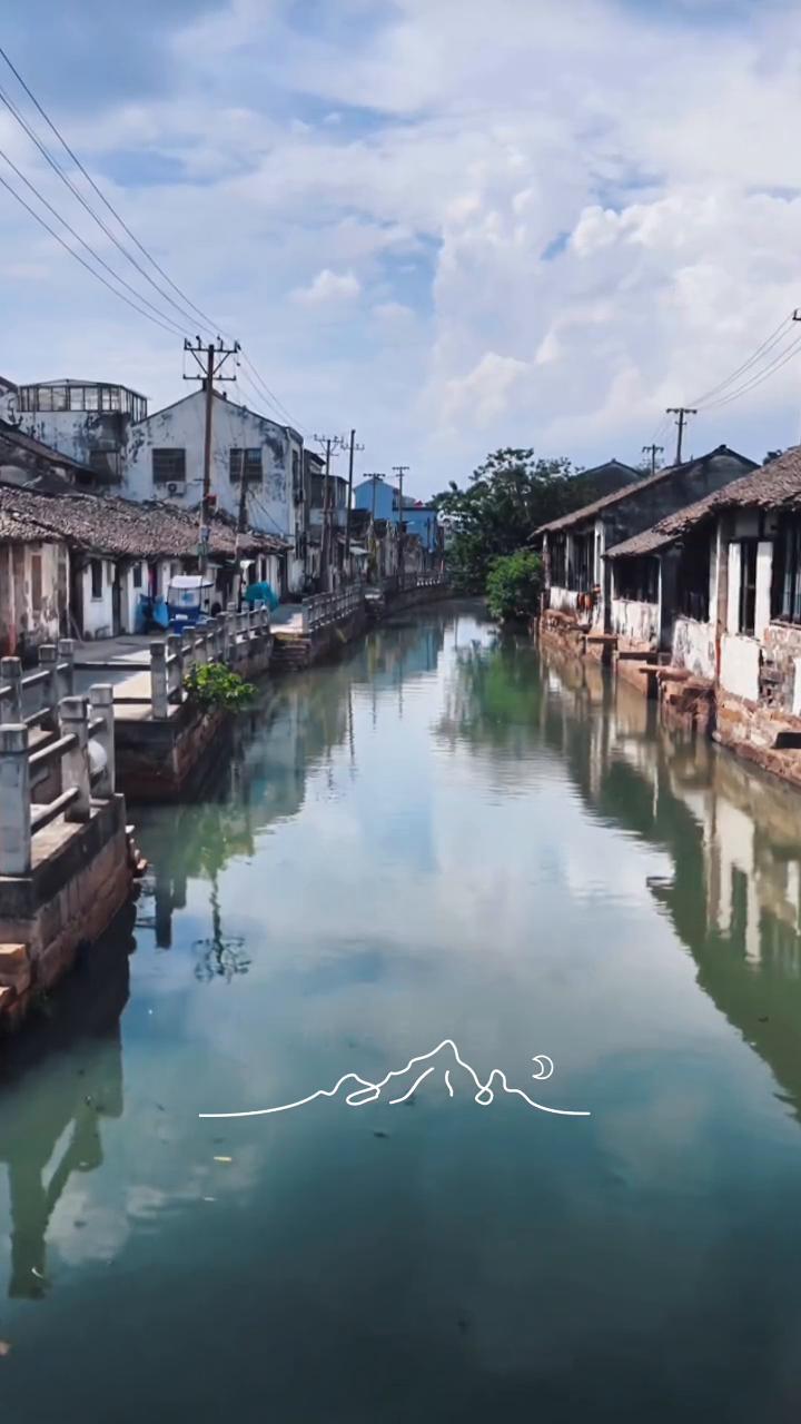 我们去旅行，实现曾经约定。要看很多的风景，记录你美丽心情。我们去旅行，总有浪漫上