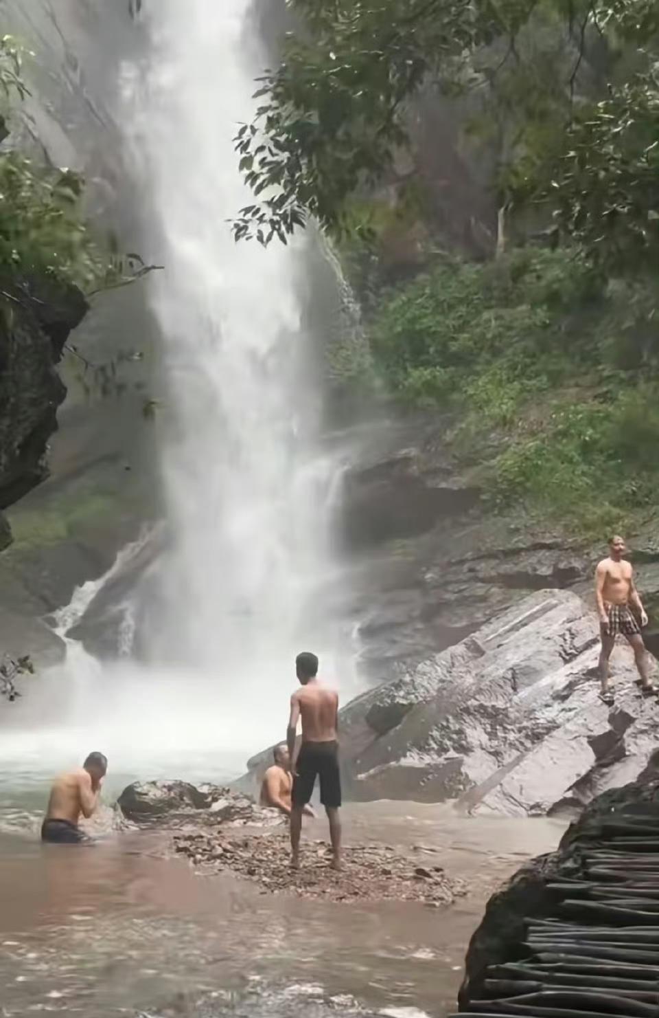 浙江丽水遂昌神龙谷景区，几名印度游客，公然跑进景区的饮用水源保护区浅滩，只穿短裤