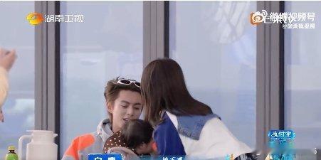 白鹿王鹤棣带娃 这俩分明是逃班魔丸组合!白鹿抄起小饼干蹬着鞋就往前冲，王鹤棣秒伸