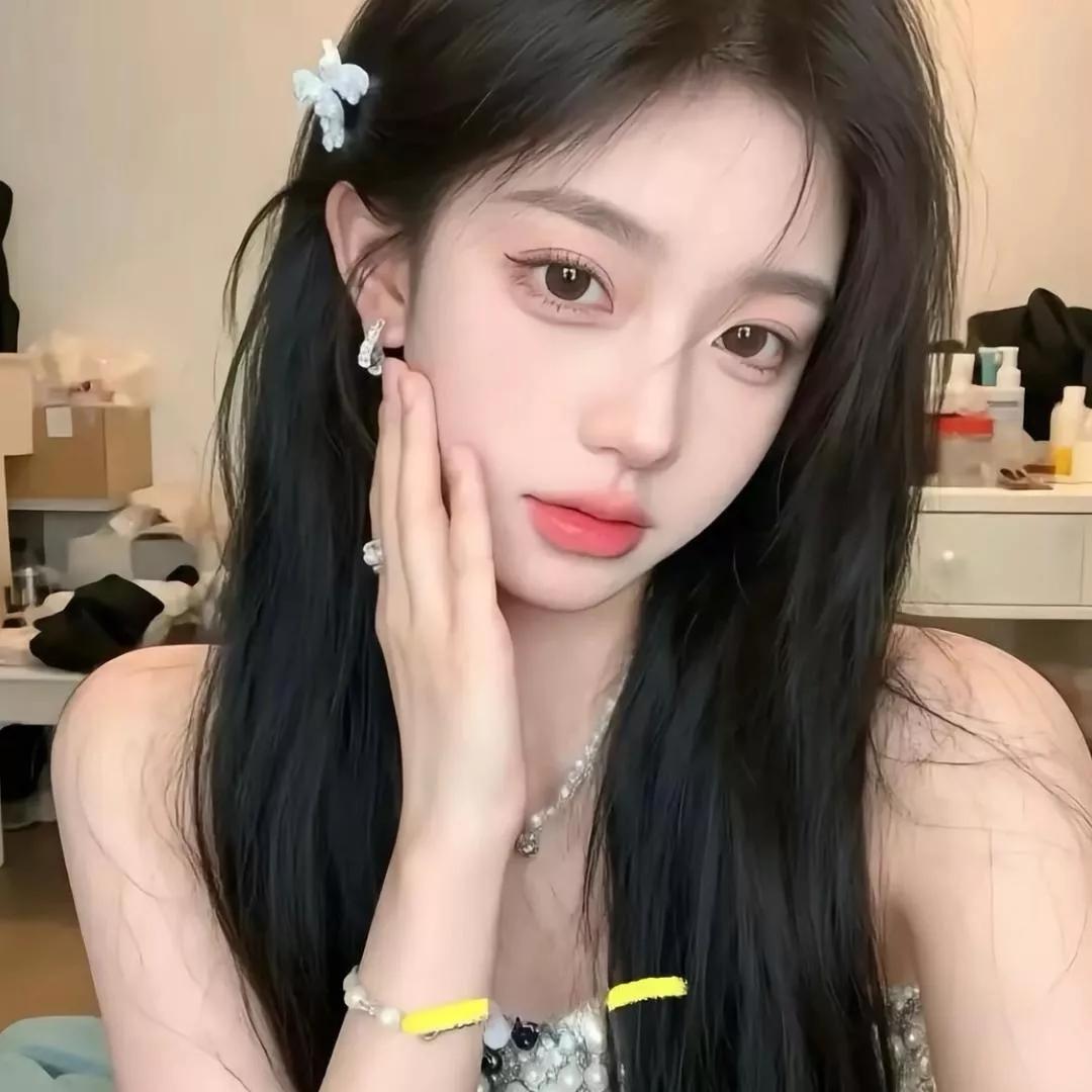 优雅甜美妆容，珍珠耳环点缀，清新可爱温柔甜美风妆容 温柔花朵耳饰 气质女耳饰 甜