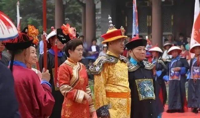 大清已灭亡100多年，而乾隆7世孙仍穿龙袍祭祖，家里金碧辉煌 ​ ​​​
