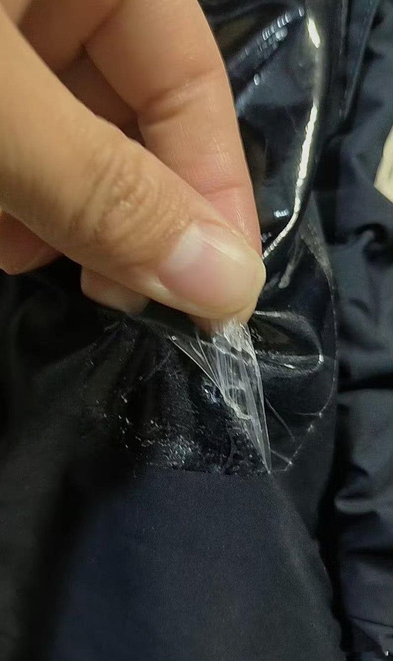 原来冲锋衣是胶水粘的上网是真能涨知识了，今天我才突然知道冲锋衣里面竟然有胶，不能