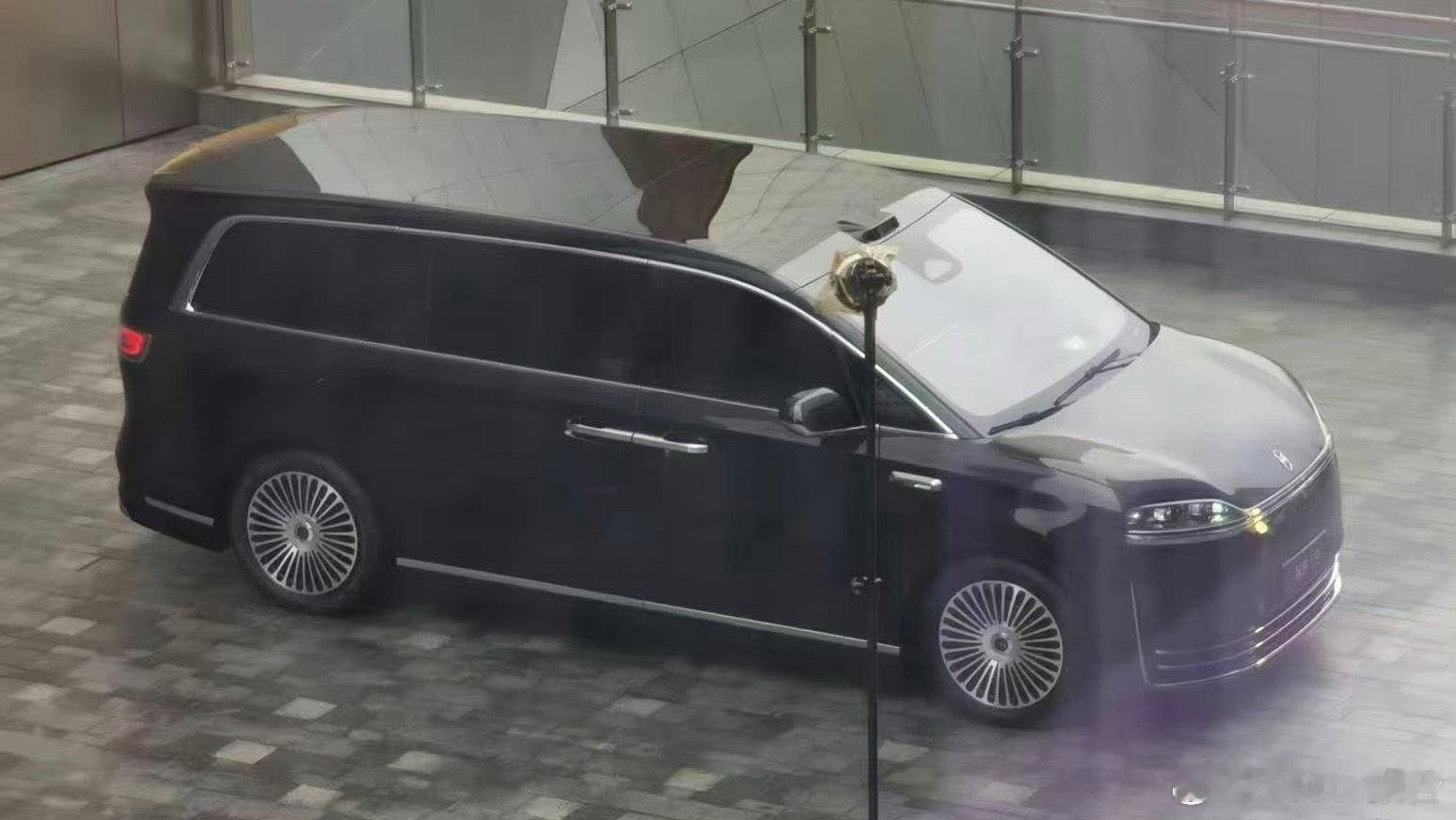 鸿蒙智行首款MPV智界V9实车首曝12月26日，在新款享界S9发布会上，余承东宣